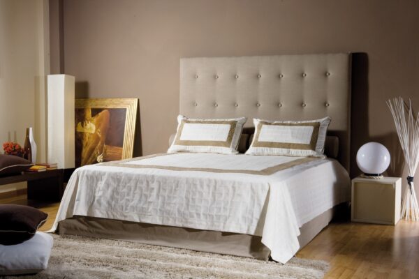 Letto imbottito in tessuto naturale, modello Pasin, disponibile da Tappezzeria Gatti