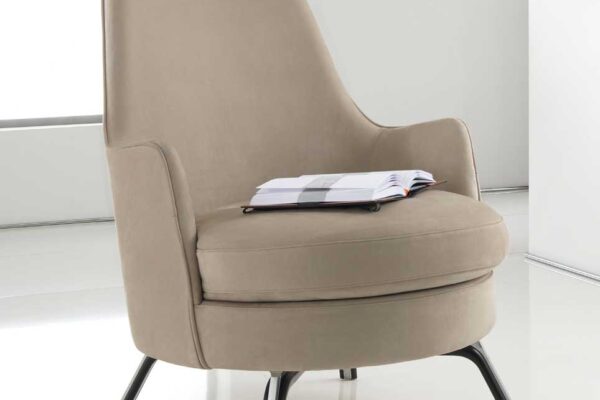 Poltrona moderna e sinuosa, modello Serena, disponibile da Tappezzeria Gatti
