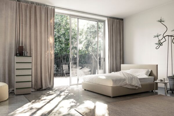 Letto dalle linee essenziali modello Giuditta, disponibile da Tappezzeria Gatti