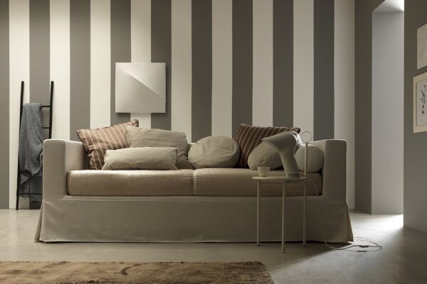 Letto imbottito dallo stile classico, modello Tilde, disponibile da Tappezzeria Gatti