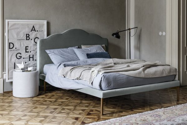 Letto imbottito con testata arrotondata, modello Iris, disponibile da Tappezzeria Gatti