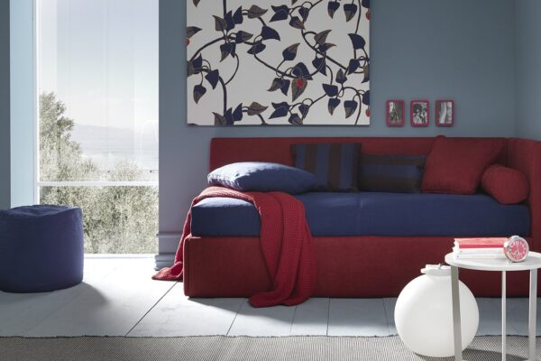 Letto dallo stile deciso e dalle linee morbide, modello Graziella, disponibile da Tappezzeria Gatti