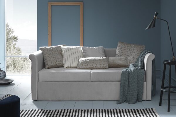 Letto imbottito in stile british, modello Riccardo, disponibile da Tappezzeria Gatti