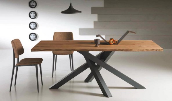 Tavolo dal design essenziale, modello Duepuntozero, disponibile da Tappezzeria Gatti