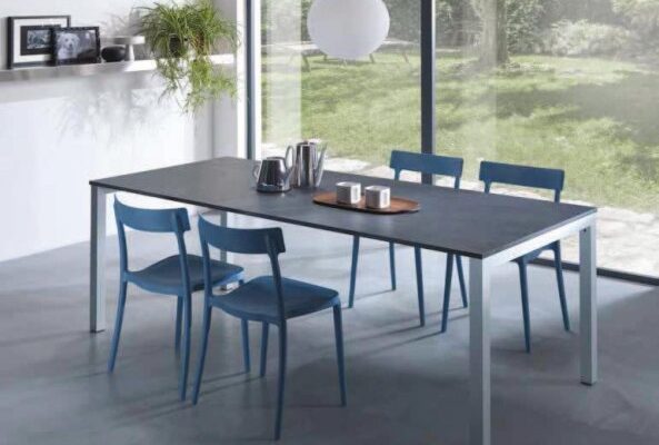 Tavolo su misura personalizzabile, modello Al Centimetro, disponibile da Tappezzeria Gatti