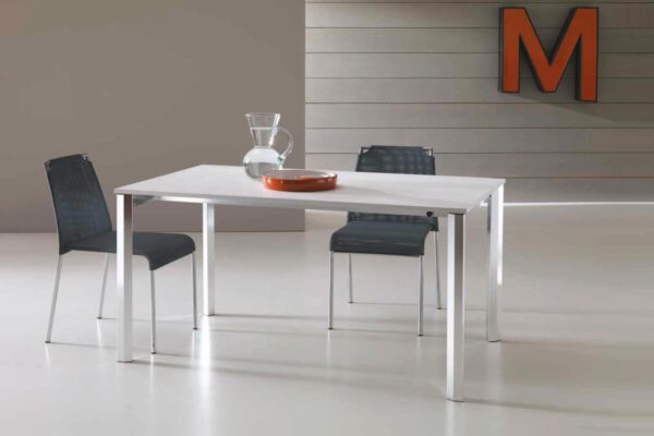 Tavolo rettangolare versatile, disponibile da Tappezzeria Gatti