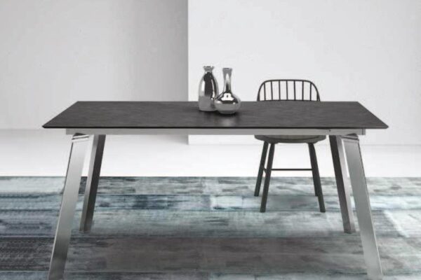 Tavolo con base geometrica, modello Exo, disponibile da Tappezzeria Gatti