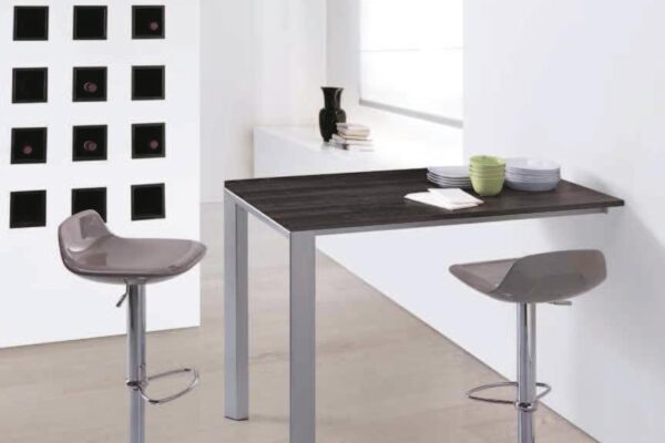 Tavolo moderno ed elegante, modello High-up, disponibile da Tappezzeria Gatti