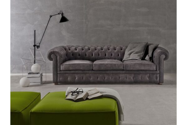 Divano classico modello Chester, disponibile da Tappezzeria Gatti