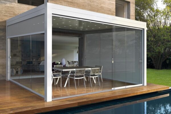 Pergola bioclimatica modulare, modello Varia disponibile da Tappezzeria Gatti