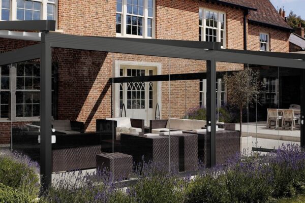 Pergola in alluminio elegante, modello Viva disponibile da Tappezzeria Gatti