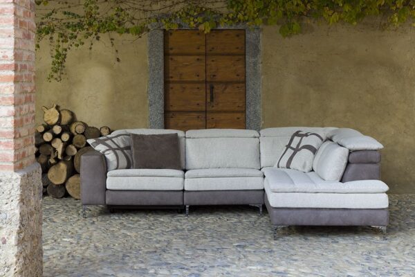 Divano sospeso modello Lia, disponibile da Tappezzeria Gatti