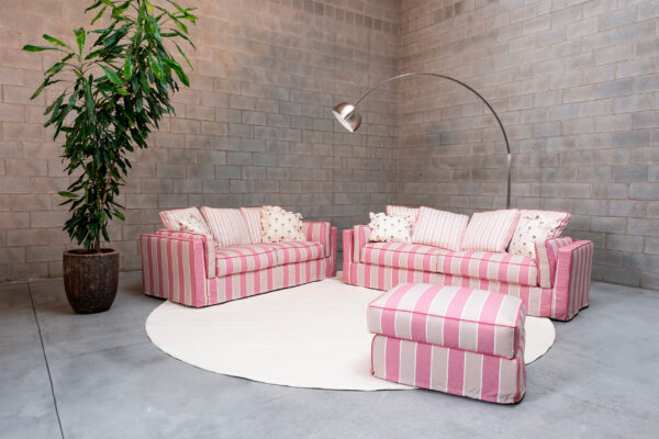 Sistema divani moderni modello Giordano con pouf abbinato, disponibile da Tappezzeria Gatti